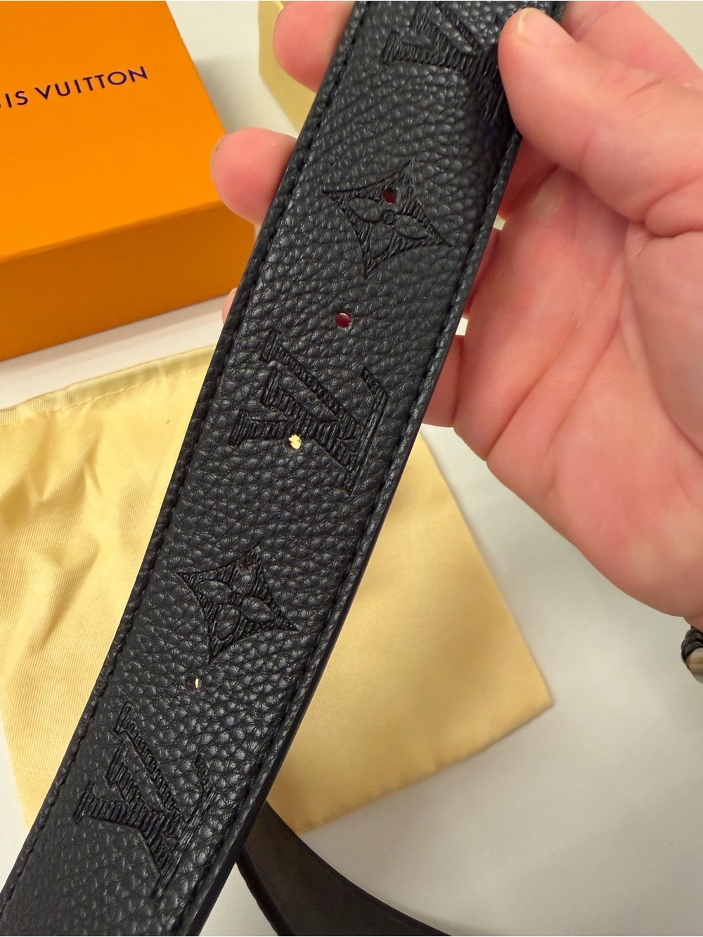 Louis Vuitton LV Initials 40MM Pebbled Leather Belt - Picture 12 of 12